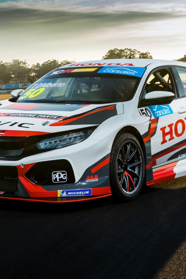 Гоночный автомобиль Honda Civic Type R TCR 2020 года на трассе