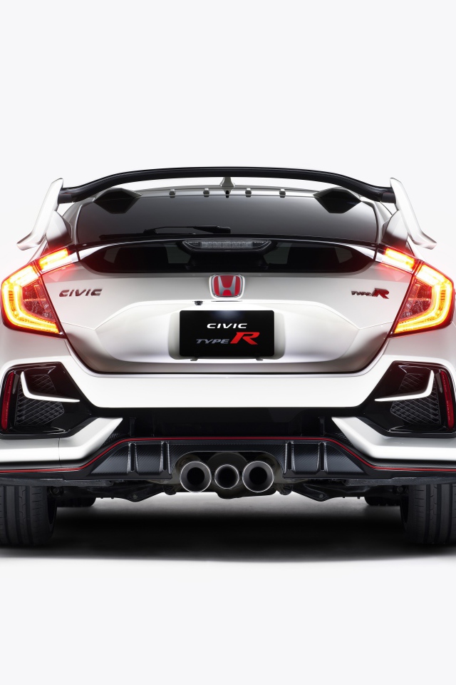 Автомобиль Honda Civic Type R 2020 года вид сзади на белом фоне