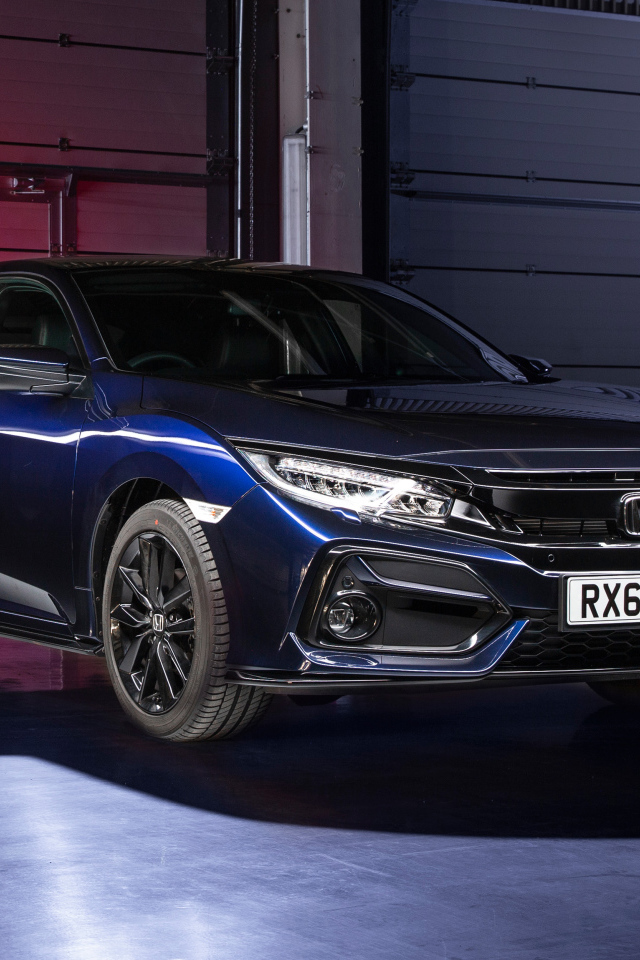 Синий автомобиль Honda Civic, 2019 года в гараже