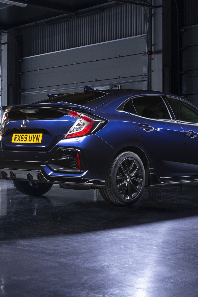 Синий хэтчбек Honda Civic  2019 года в гараже