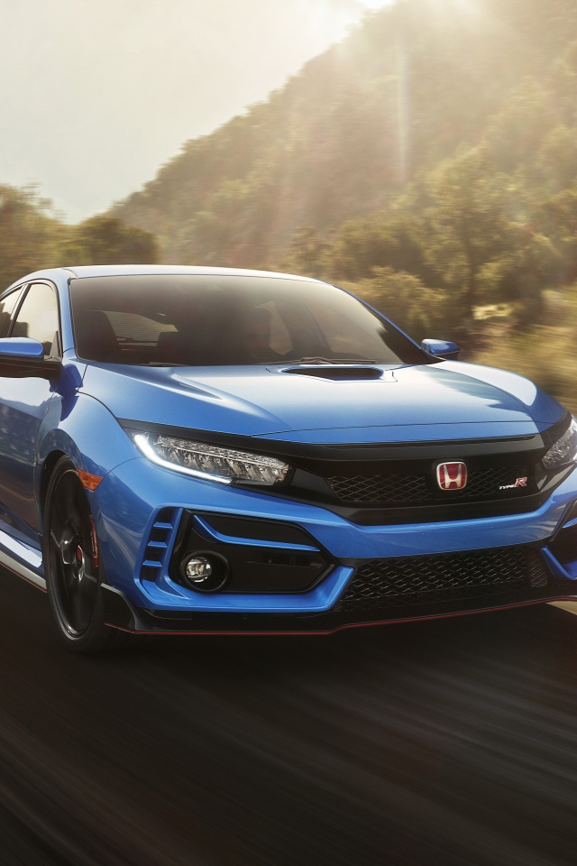 Синий автомобиль  Honda Civic Type R, 2020 года на трассе