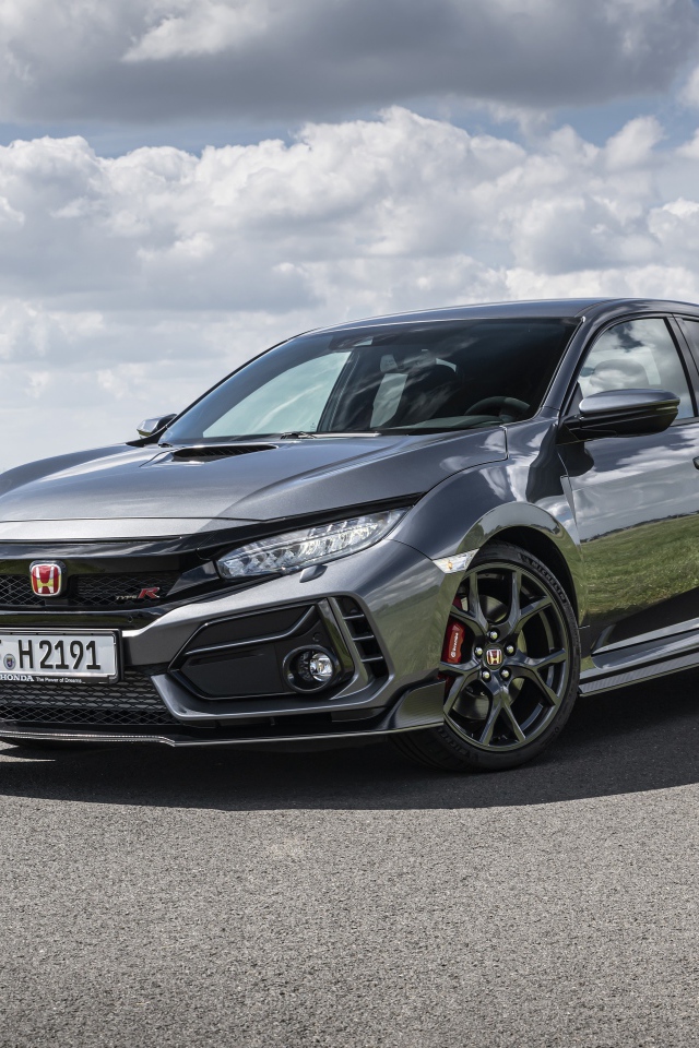 Автомобиль Honda Civic Type R Sport Line на фоне неба 
