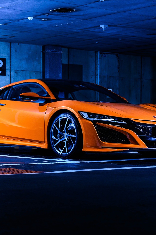 Оранжевый автомобиль Honda NSX в гараже 