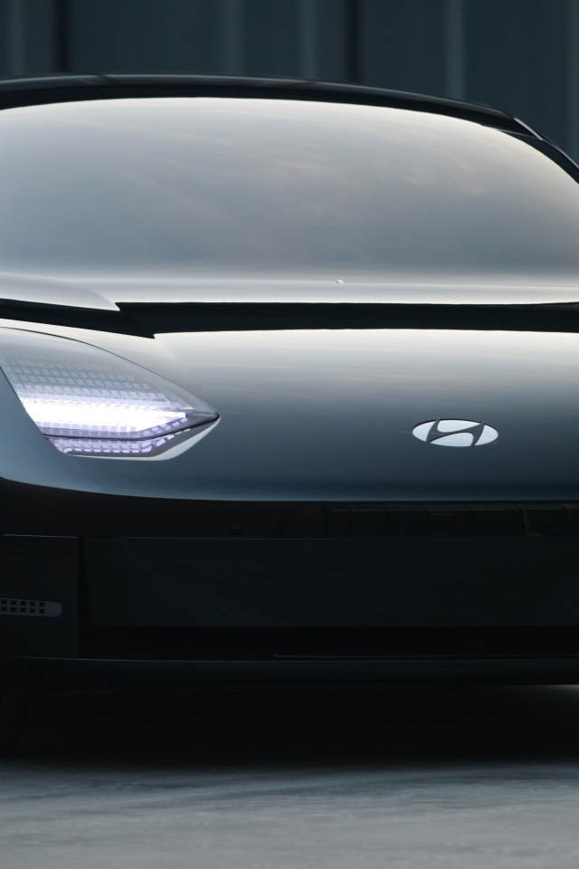 Черный автомобиль Hyundai Prophecy 2020 года вблизи