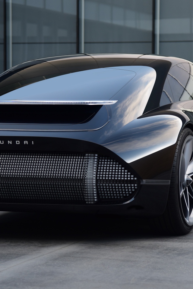 Черный автомобиль Hyundai Prophecy 2020 года вид сзади на сером фоне