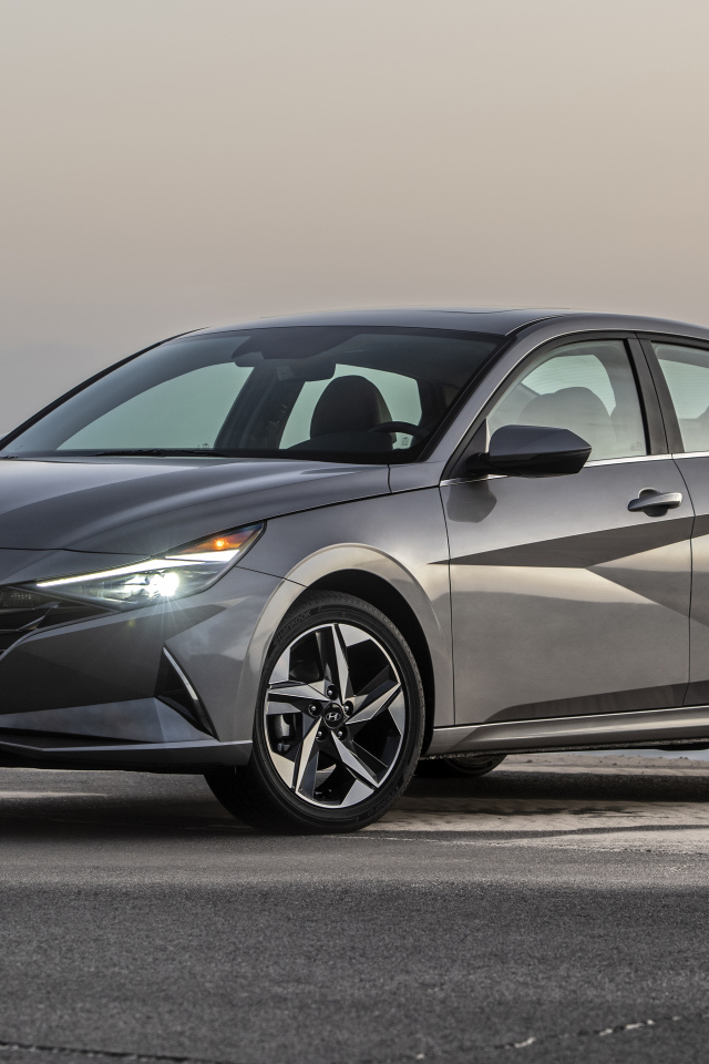 Серебристый автомобиль Hyundai Elantra Hybrid, 2021 года на фоне океана