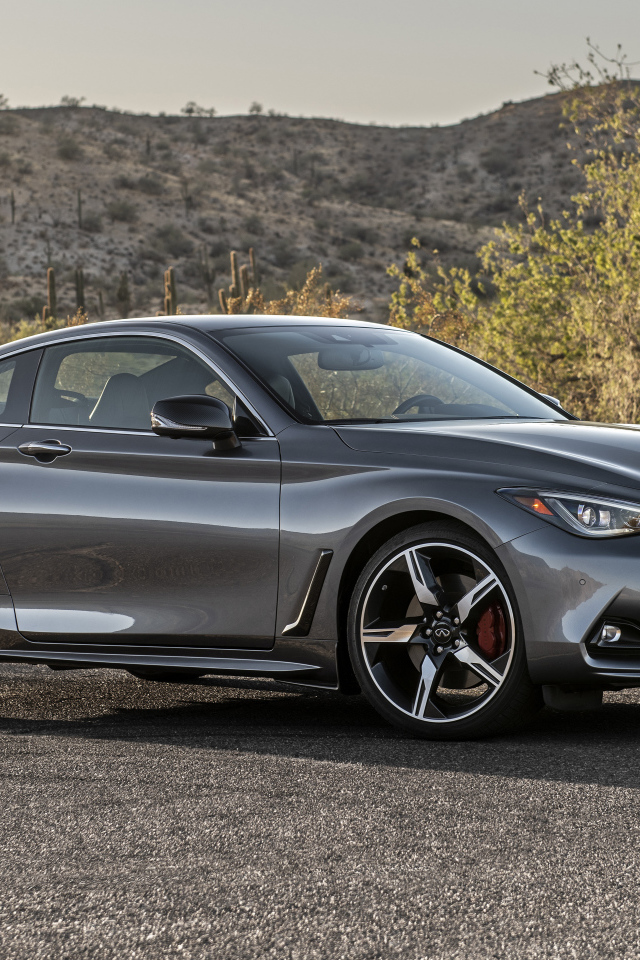 Серебристый автомобиль Infiniti Q60 Red Sport 400 AWD 2021 года