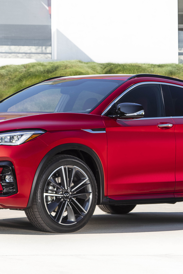 Красный автомобиль Infiniti QX55 AWD 2022 года у дома