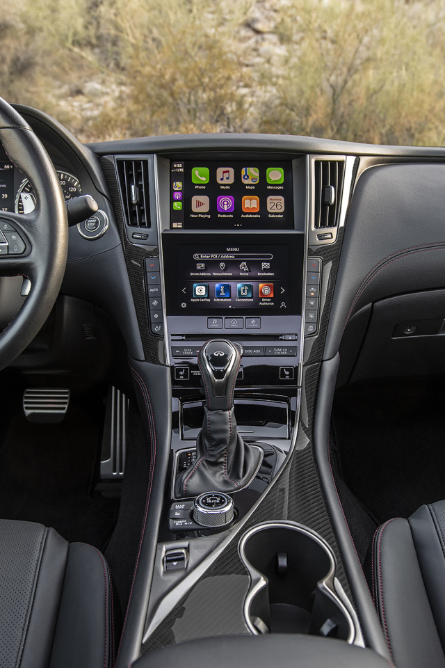 Черный кожаный салон автомобиля Infiniti Q60 Red Sport 400 AWD, 2021 года