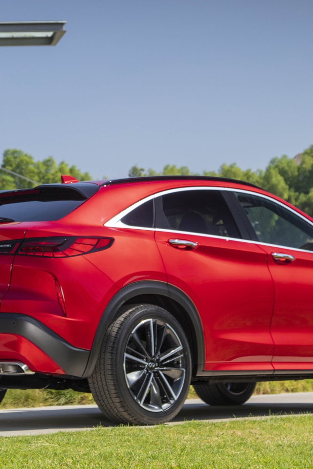 Красный автомобиль Infiniti QX55 AWD 2022 года вид сзади