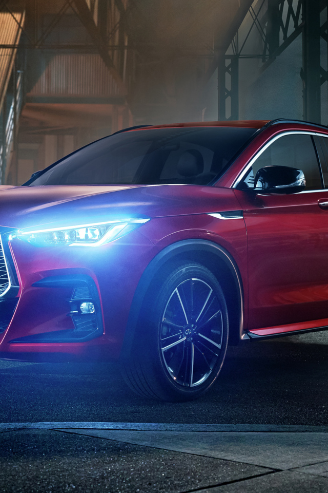 Красный автомобиль Infiniti QX55 AWD, 2022 года с включенными фарами