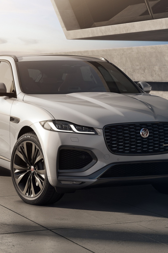 Серебристый автомобиль Jaguar F-Pace R-Dynamic Black Pack 2020 года 