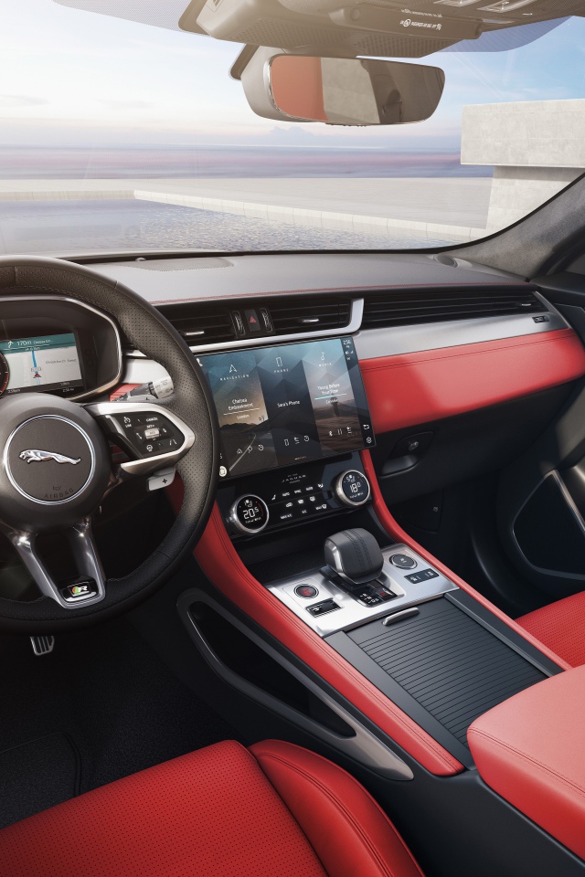 Красный кожаный салон автомобиля Jaguar F-Pace R-Dynamic 2020 года 