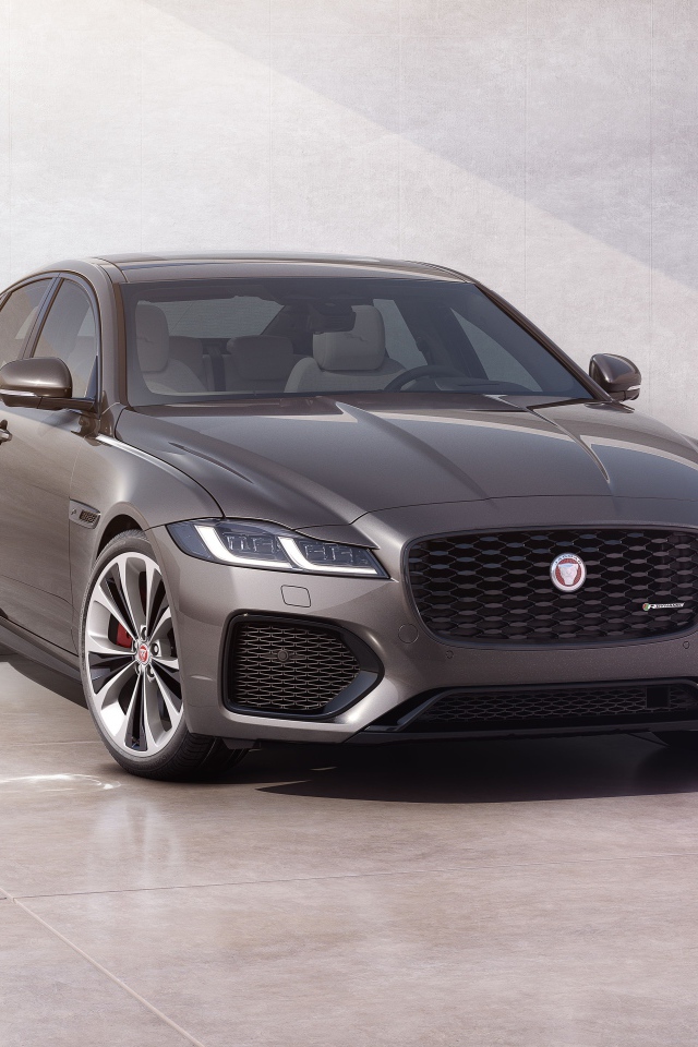 Автомобиль Jaguar XF P300 AWD R-Dynamic 2020 года у серой стены 