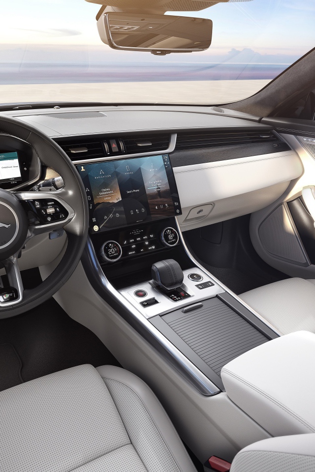 Салон автомобиля Jaguar XF P300 AWD R-Dynamic 2020 года 