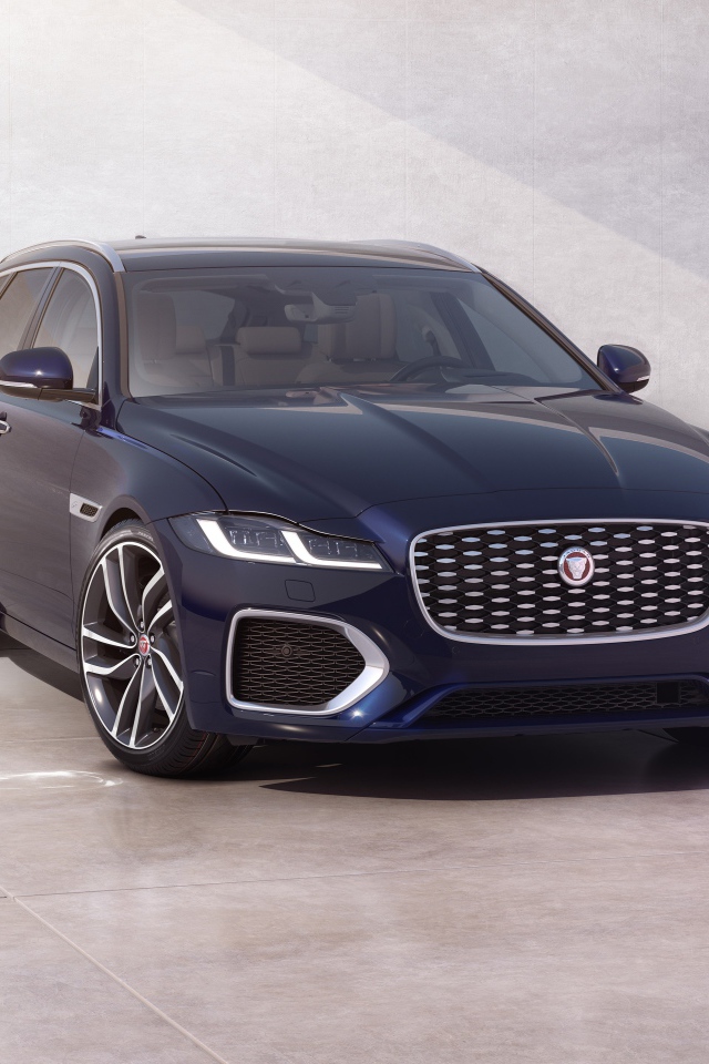 Синий автомобиль Jaguar XF Sportbrake 2020 года у стены 
