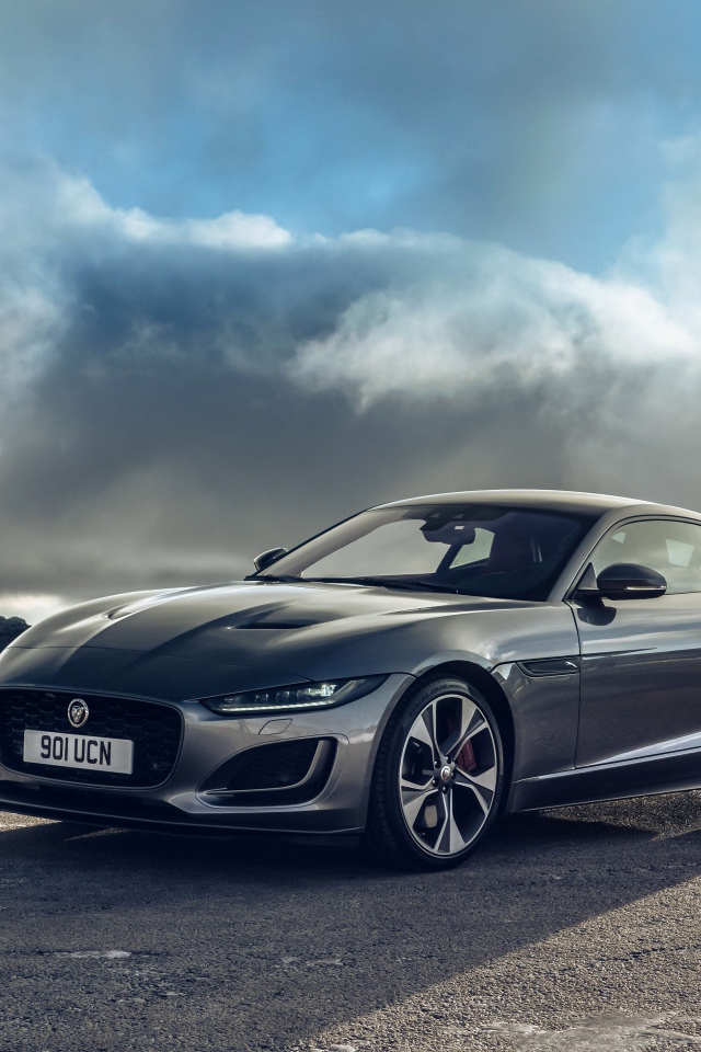 Автомобиль Jaguar F-Type P300 Coupe First Edition 2020 года на фоне облаков