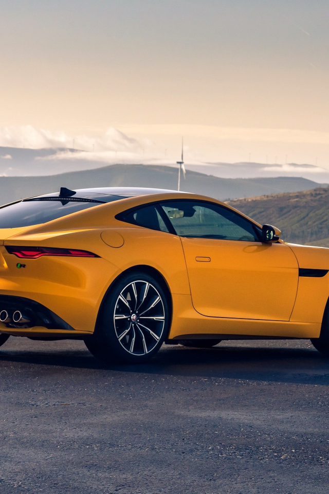 Желтый автомобиль Jaguar F-Type R Coupe 2020 года вид сзади