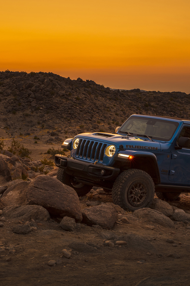 Автомобиль Jeep Wrangler Unlimited Rubicon 392, 2021 года на камнях