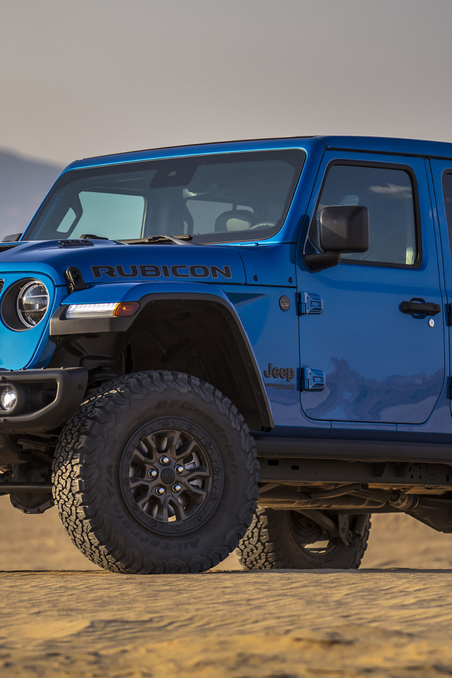 Синий Jeep Wrangler Unlimited Rubicon 392, 2021 года в пустыне