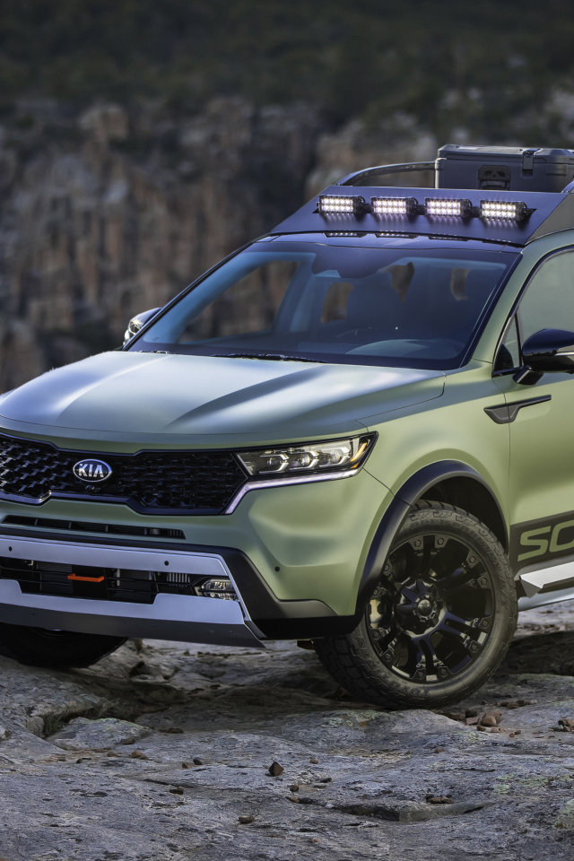 Внедорожник Kia Sorento, 2020 года в горах 