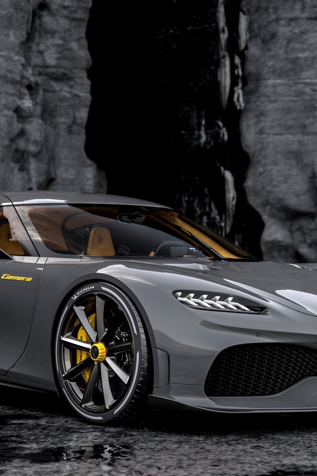 Автомобиль Koenigsegg Gemera 2020 года у высокой стены 