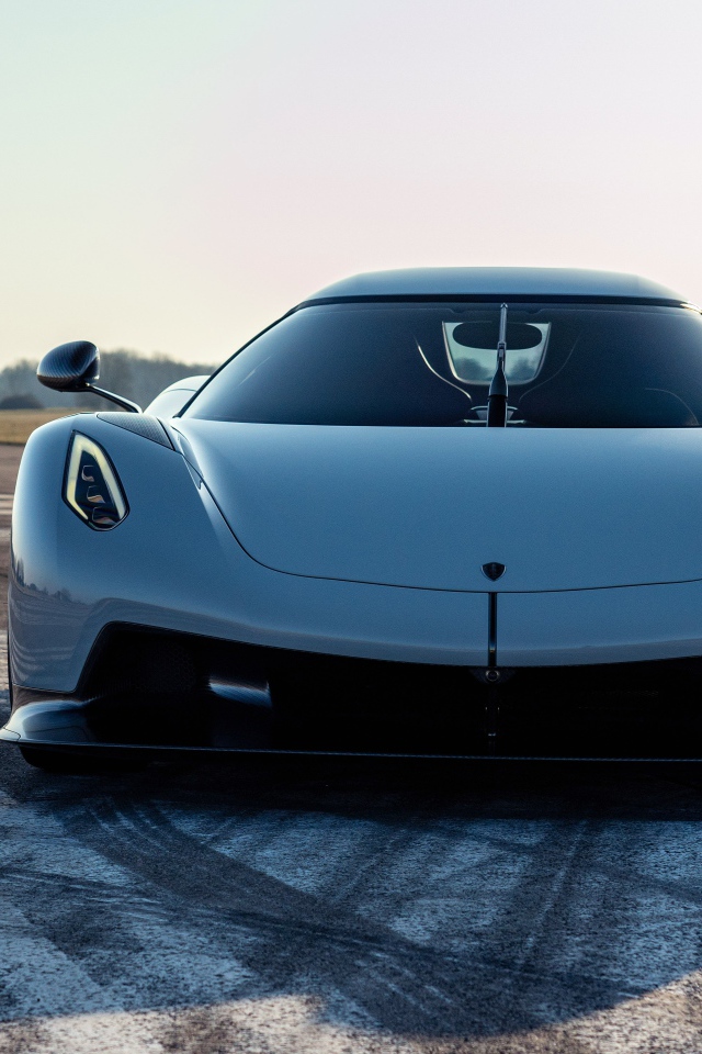 Автомобиль Koenigsegg Jesko Absolut 2020 года на трассе 