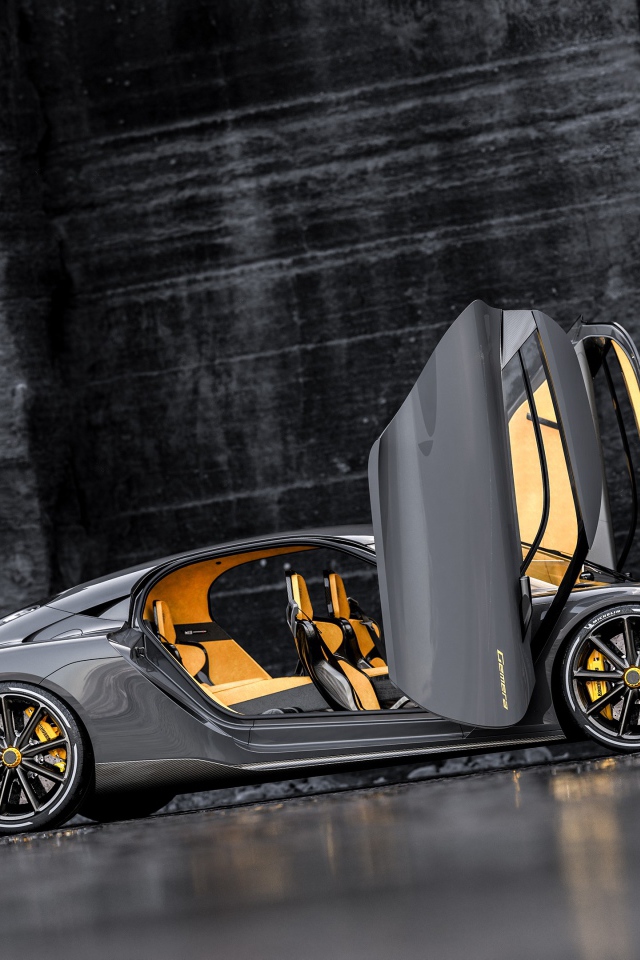 Автомобиль Koenigsegg Gemera 2020 года с открытыми дверями