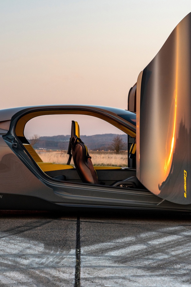 Автомобиль Koenigsegg Gemera 2020 года с открытыми дверями вид сбоку