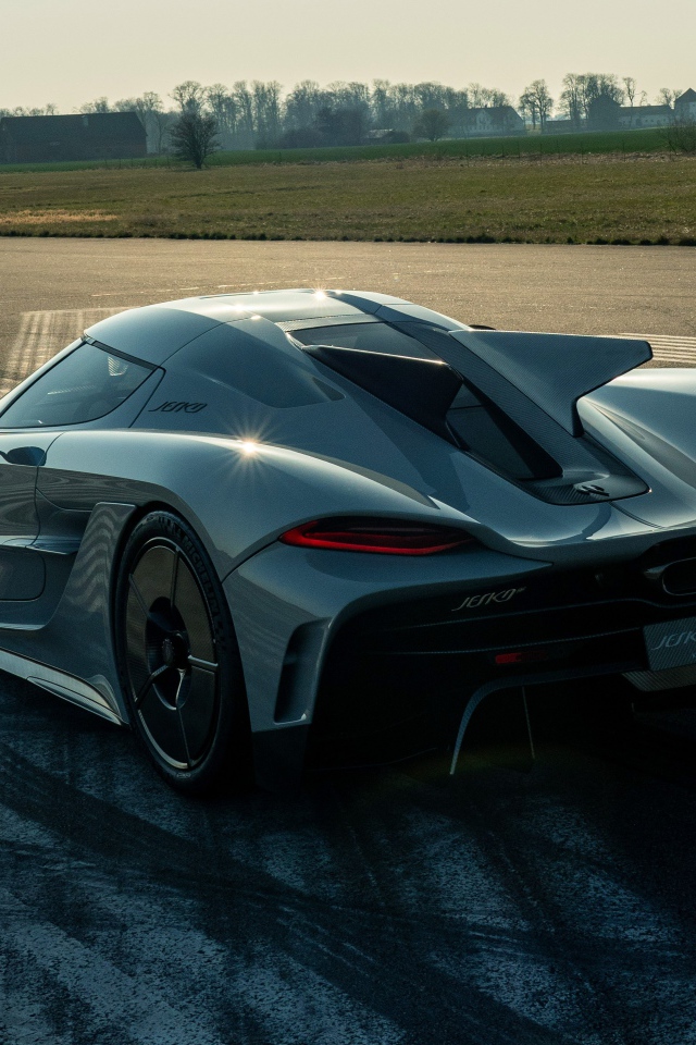 Черный автомобиль Koenigsegg Jesko Absolut 2020 года на трассе 