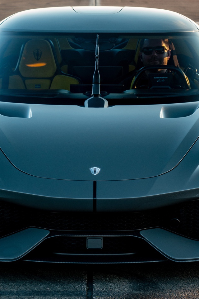 Черный быстрый автомобиль Koenigsegg Gemera 2020 года вид спереди