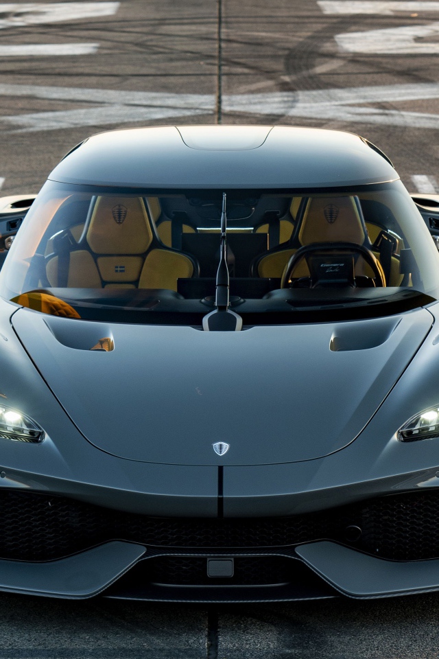 Серебристый автомобиль Koenigsegg Gemera 2020 года с открытыми дверями