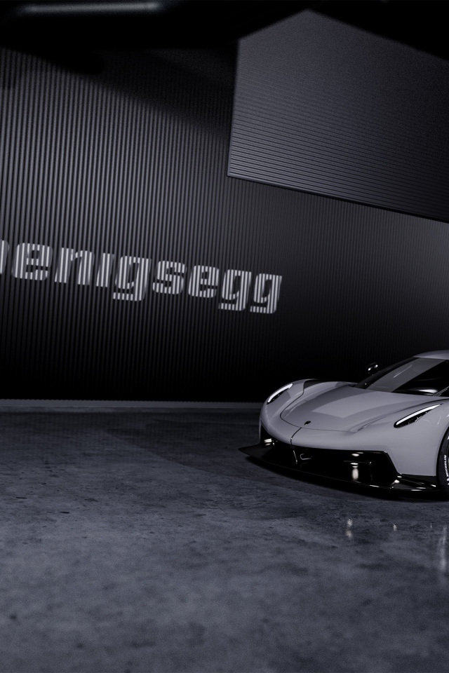 Спортивный автомобиль Koenigsegg Jesko Absolut 2020 года на фоне логотипа на стене