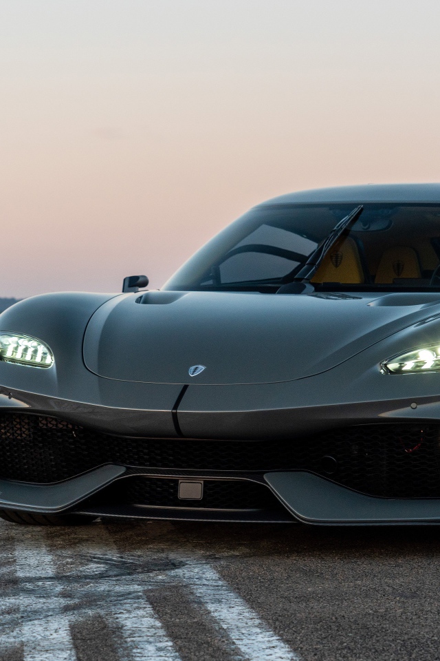 Черный автомобиль Koenigsegg Gemera 2020 года на асфальте 