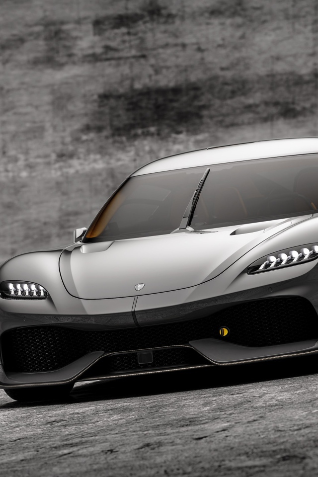 Автомобиль Koenigsegg Gemera 2020 года на сером фоне