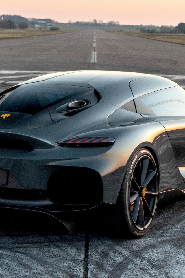 Автомобиль Koenigsegg Gemera 2020 года на трассе