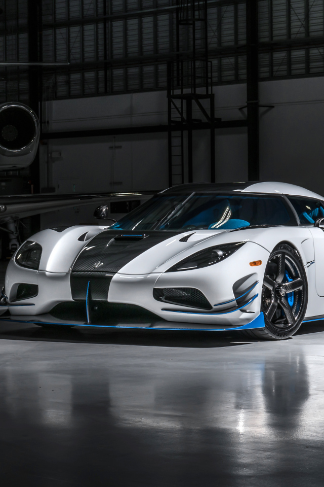 Спортивный автомобиль Koenigsegg Agera RS1 в ангаре