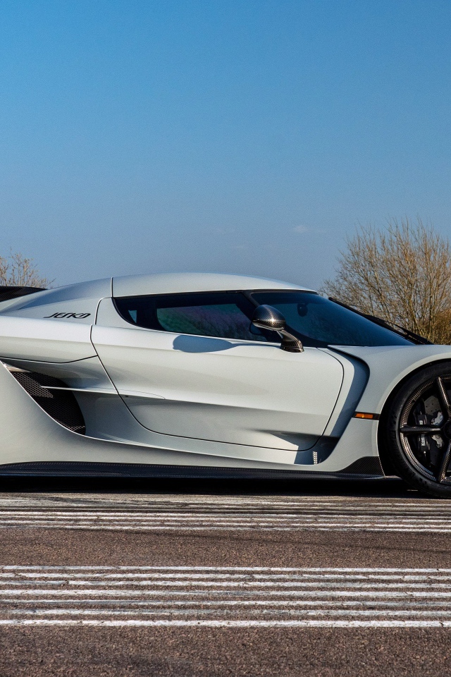 Белый автомобиль Koenigsegg Jesko Absolut 2020 года вид сбоку