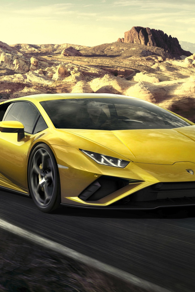 Автомобиль Lamborghini Huracan EVO RWD 2020 года едет по дороге