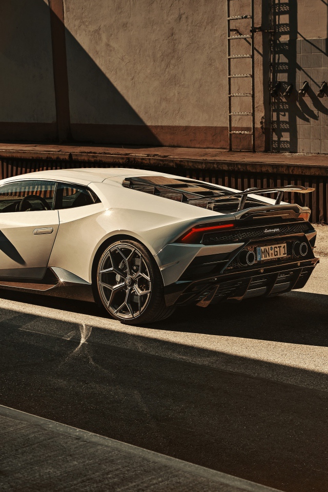 Автомобиль  Lamborghini Huracan EVO 2020 года в лучах солнца 