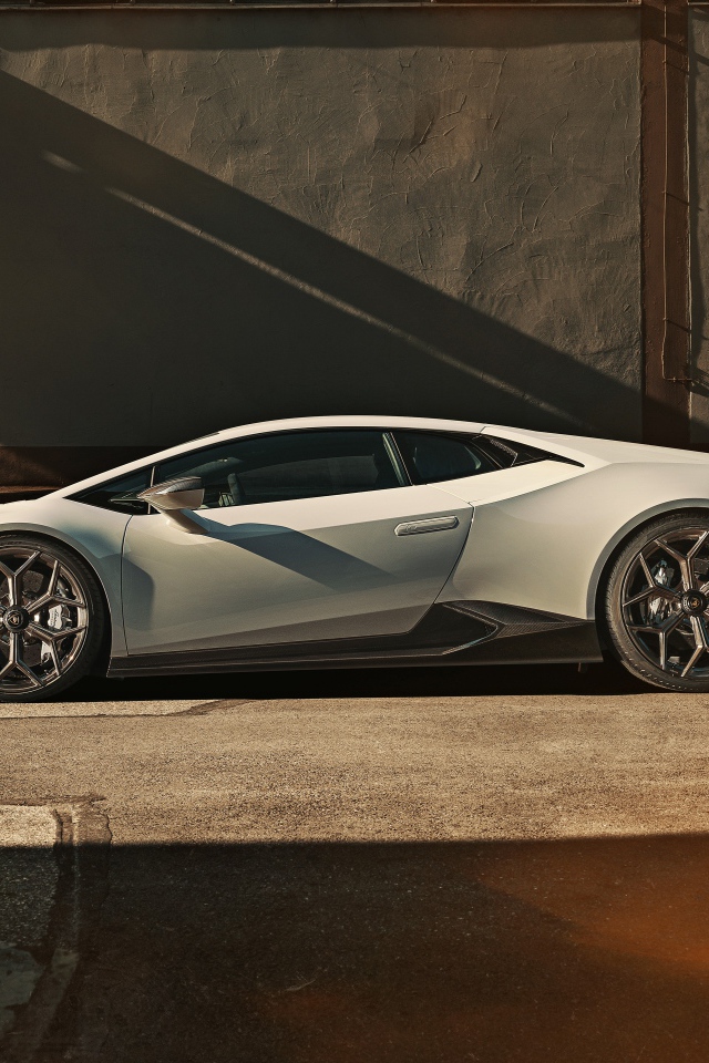 Белый автомобиль  Lamborghini Huracan EVO 2020 года 