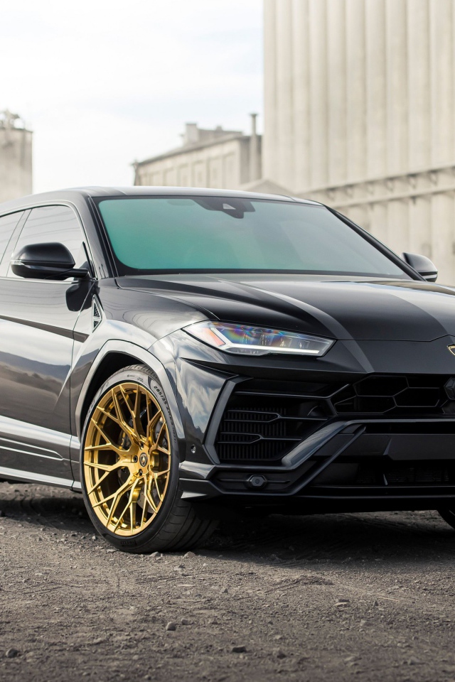 Черный внедорожник  Lamborghini Urus 2020 года на фоне завода