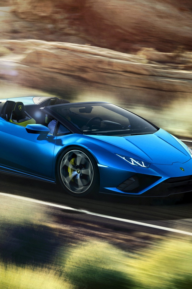 Синий автомобиль Lamborghini Huracan EVO RWD Spyder 2020 года на скорости 