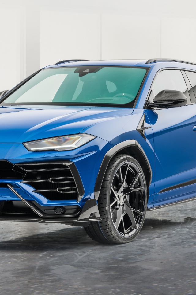 Синий автомобиль  Lamborghini Urus 2020 года в гараже