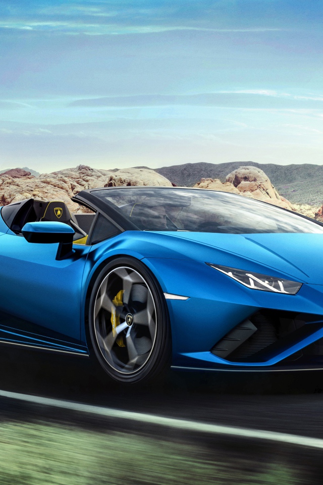 Синий быстрый автомобиль Lamborghini Huracan EVO RWD Spyder 2020 года на дороге 