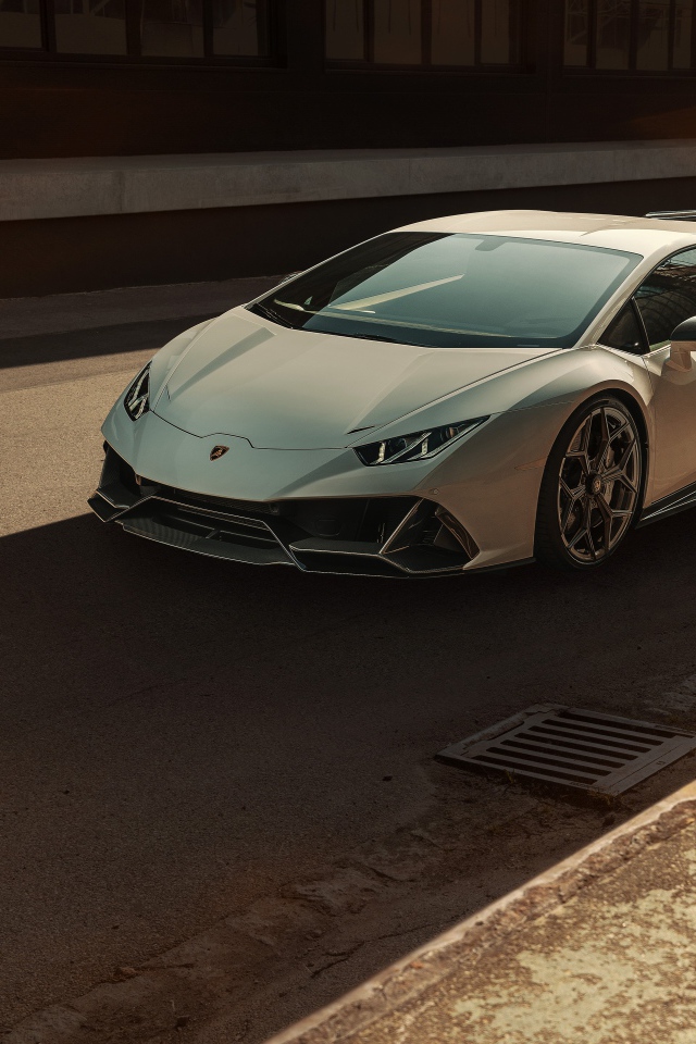 Серебристый автомобиль  Lamborghini Huracan EVO 2020  года на асфальте