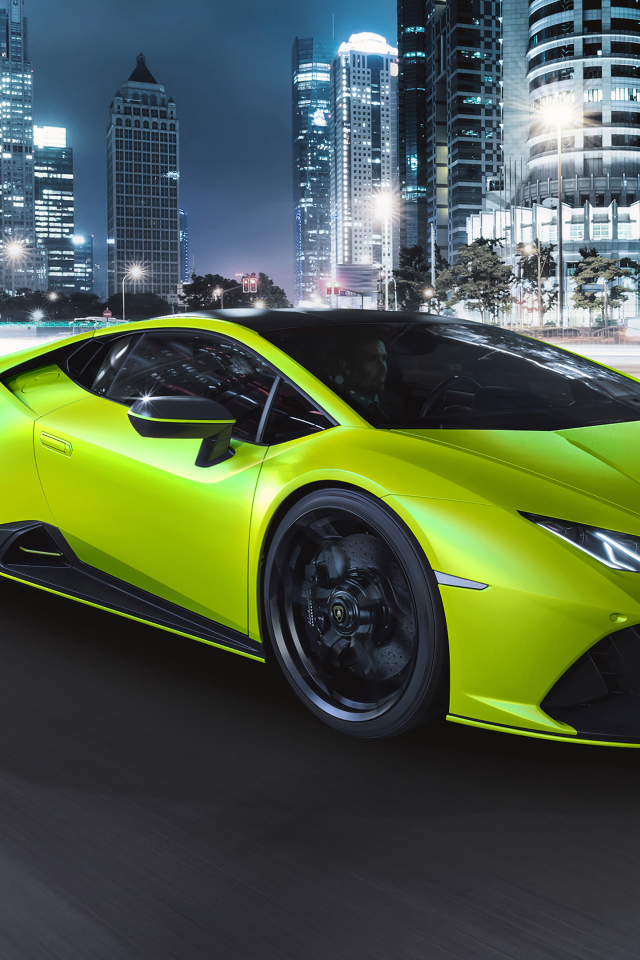 Быстрый автомобиль Lamborghini Huracán EVO 2021 года на ночной дороге