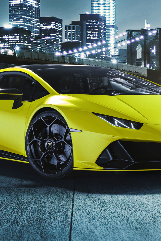 Желтый автомобиль Lamborghini Huracán EVO 2021 года на фоне города