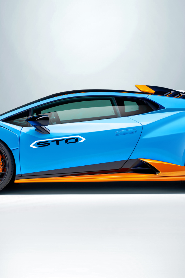Голубой автомобиль Lamborghini Huracán STO 2021 года вид сбоку