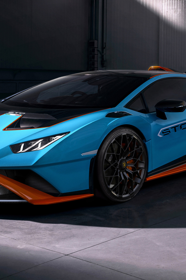 Автомобиль Lamborghini Huracán STO 2021 года в гараже